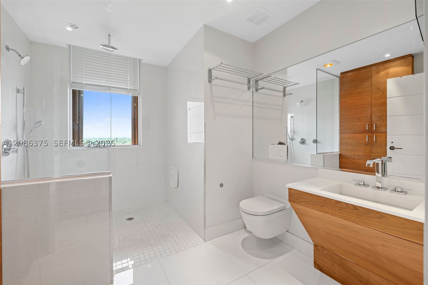 60 Edgewater Dr #9D Coral Gables, FL 33133