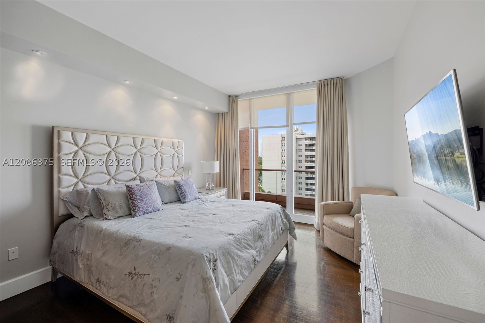 60 Edgewater Dr #9D Coral Gables, FL 33133