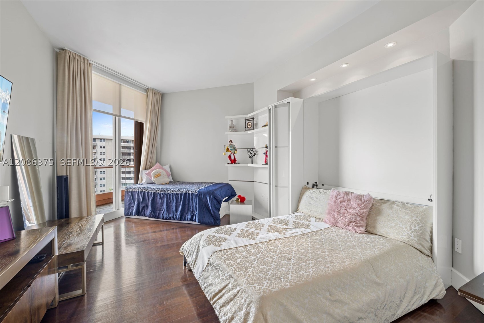 60 Edgewater Dr #9D Coral Gables, FL 33133