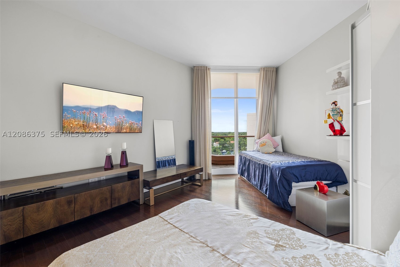 60 Edgewater Dr #9D Coral Gables, FL 33133