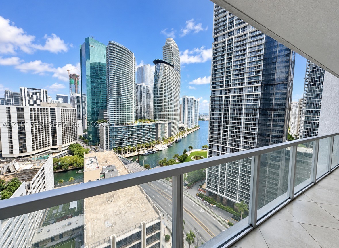 500 Brickell Ave #2405