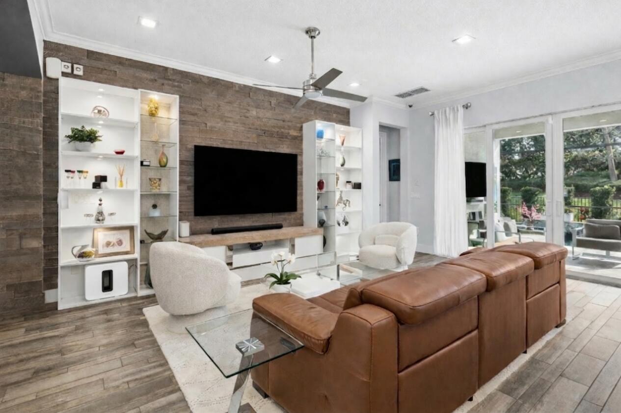 2945 Bellarosa Royal Palm Beach, FL 33411