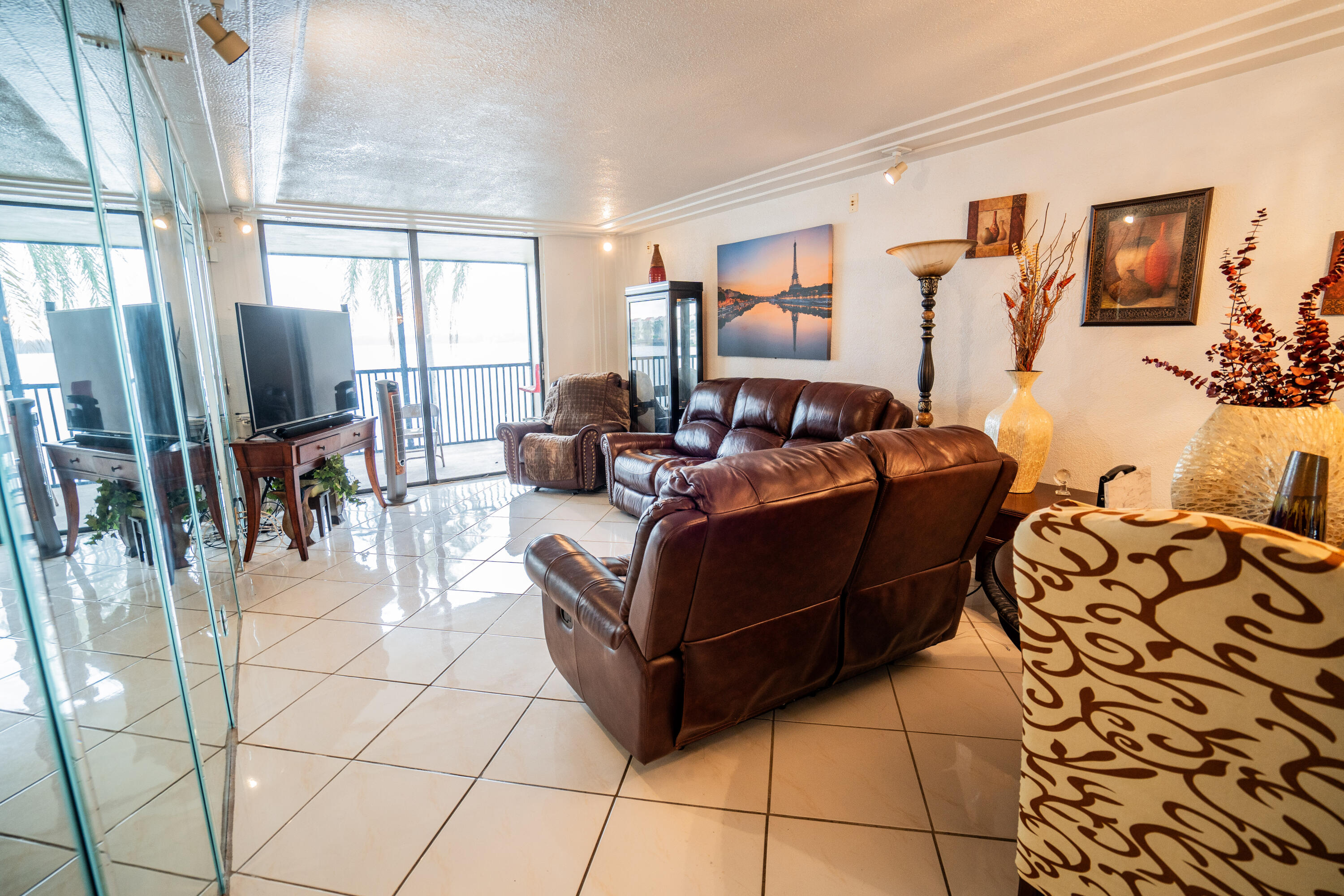 112 Lake Emerald #203