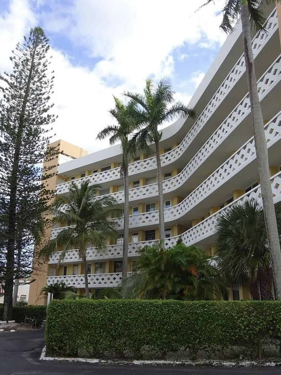 2400 NE 9th #402