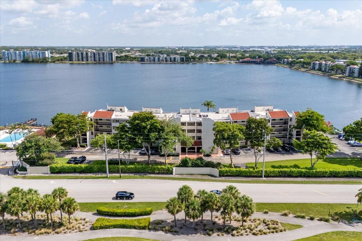 113 Lake Emerald Dr #201