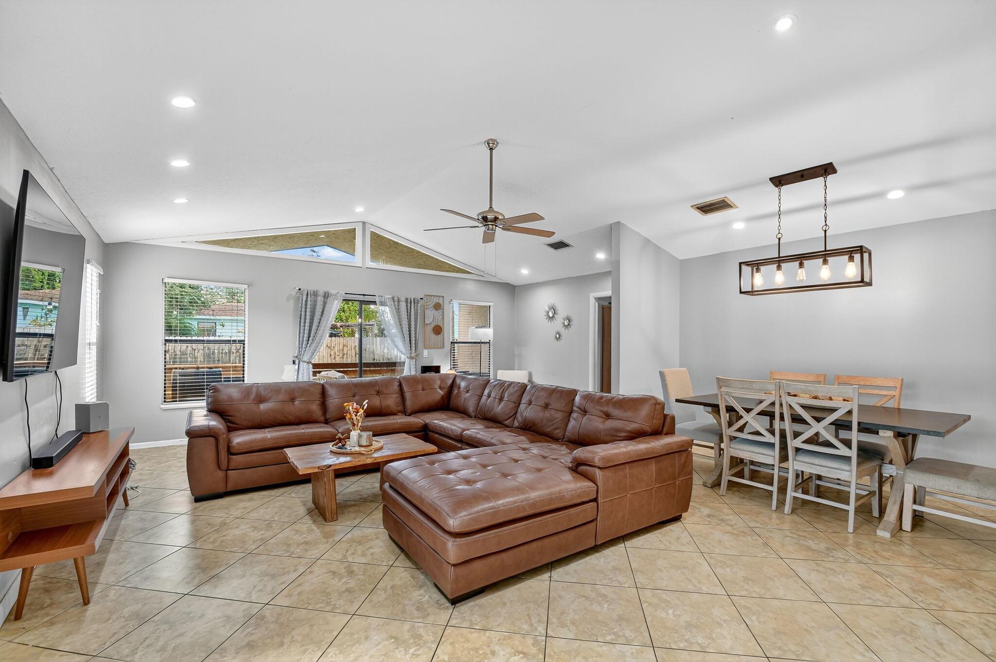 7555 Hilltop Dr