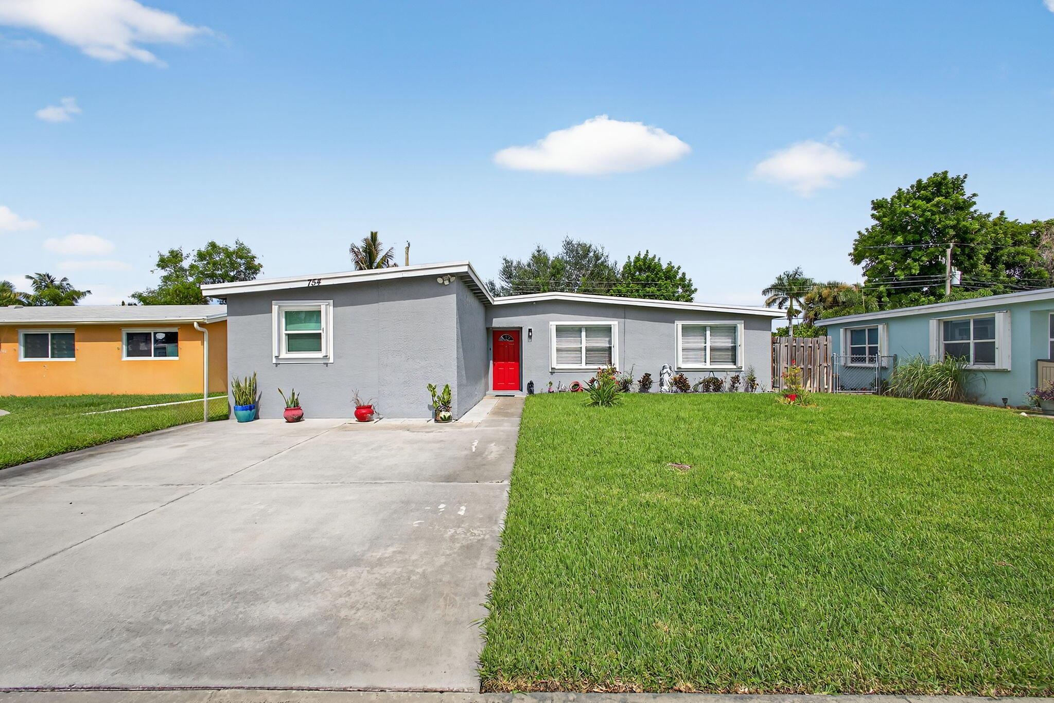 754 Hibiscus Dr