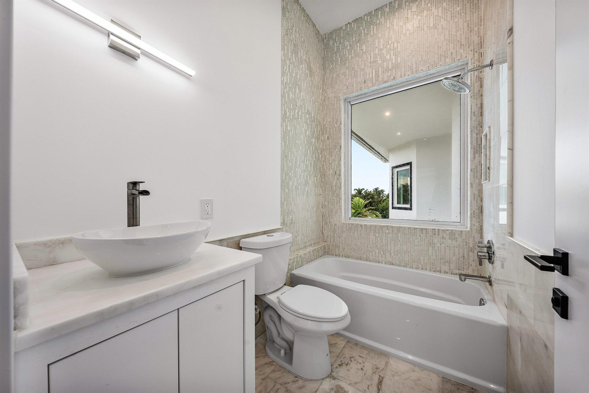 2641 NE 48th St Lighthouse Point, FL 33064