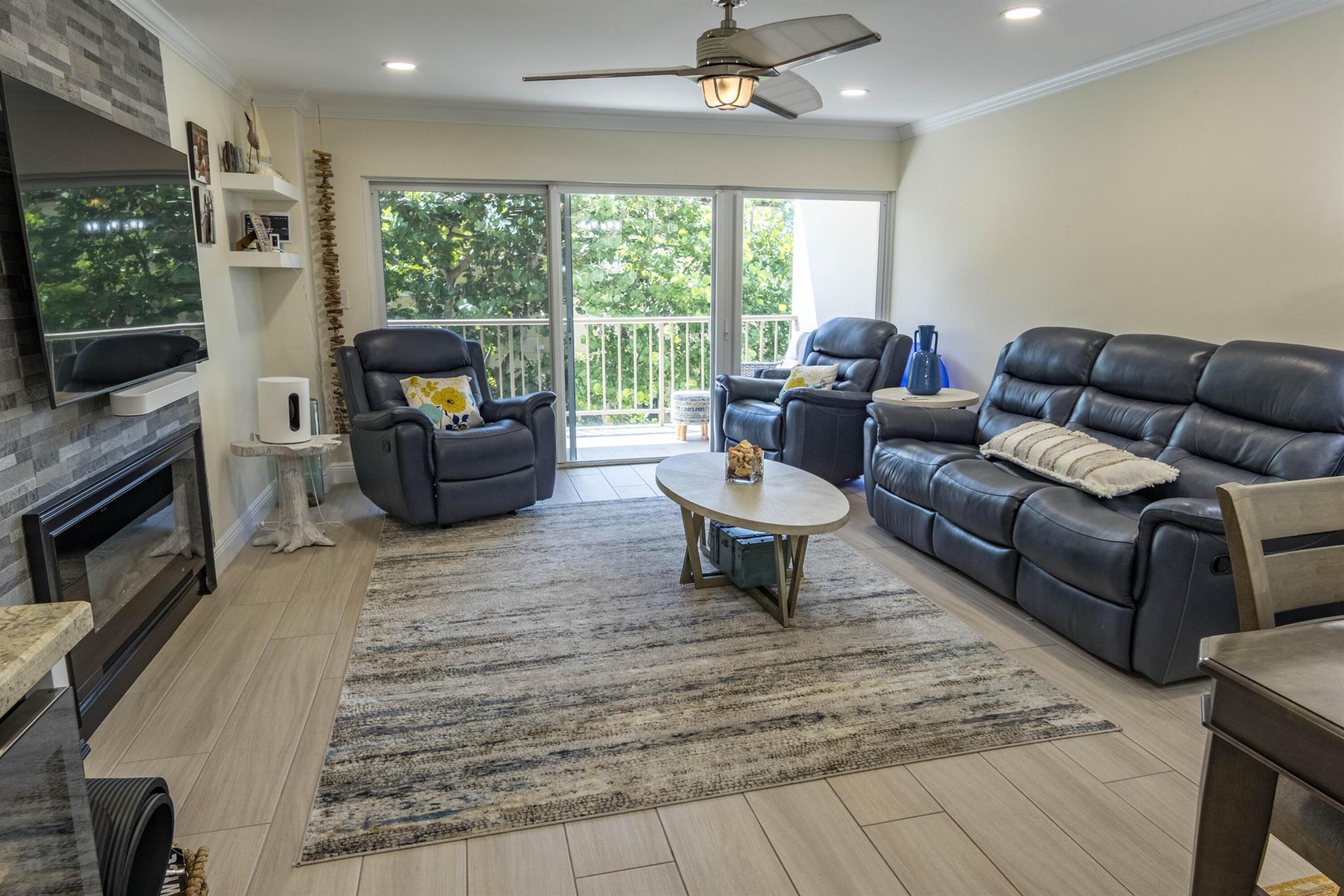 1021 Hillsboro Mile #203