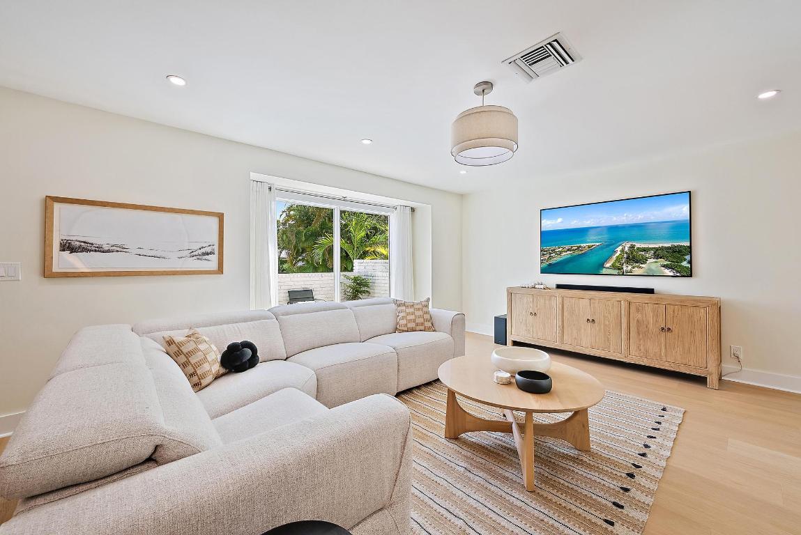 1604 Seabrook Tequesta, FL 33469