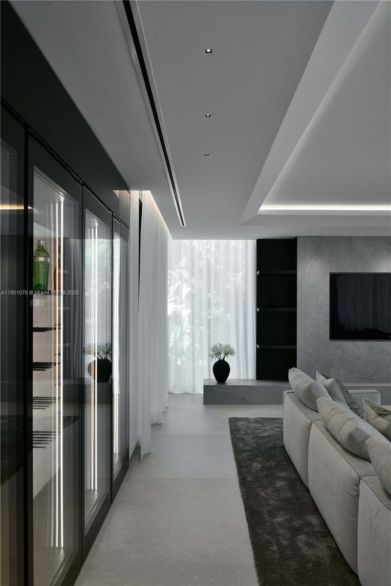 375 N Hibiscus Dr Miami Beach, FL 33139