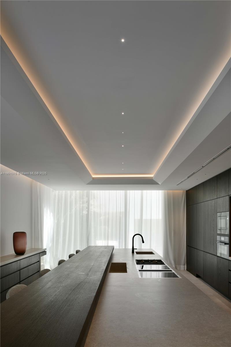 375 N Hibiscus Dr Miami Beach, FL 33139