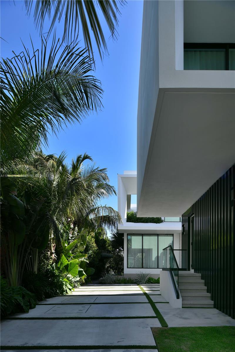 375 N Hibiscus Dr Miami Beach, FL 33139