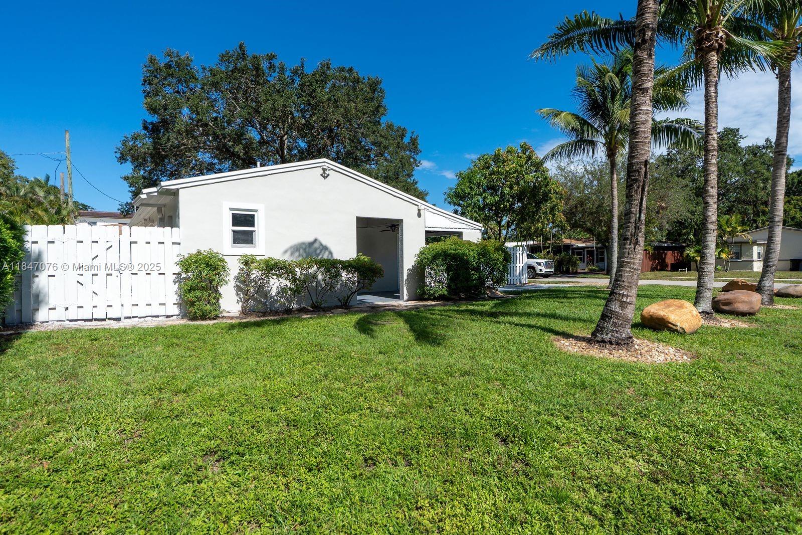 1121 SW 18th Ct