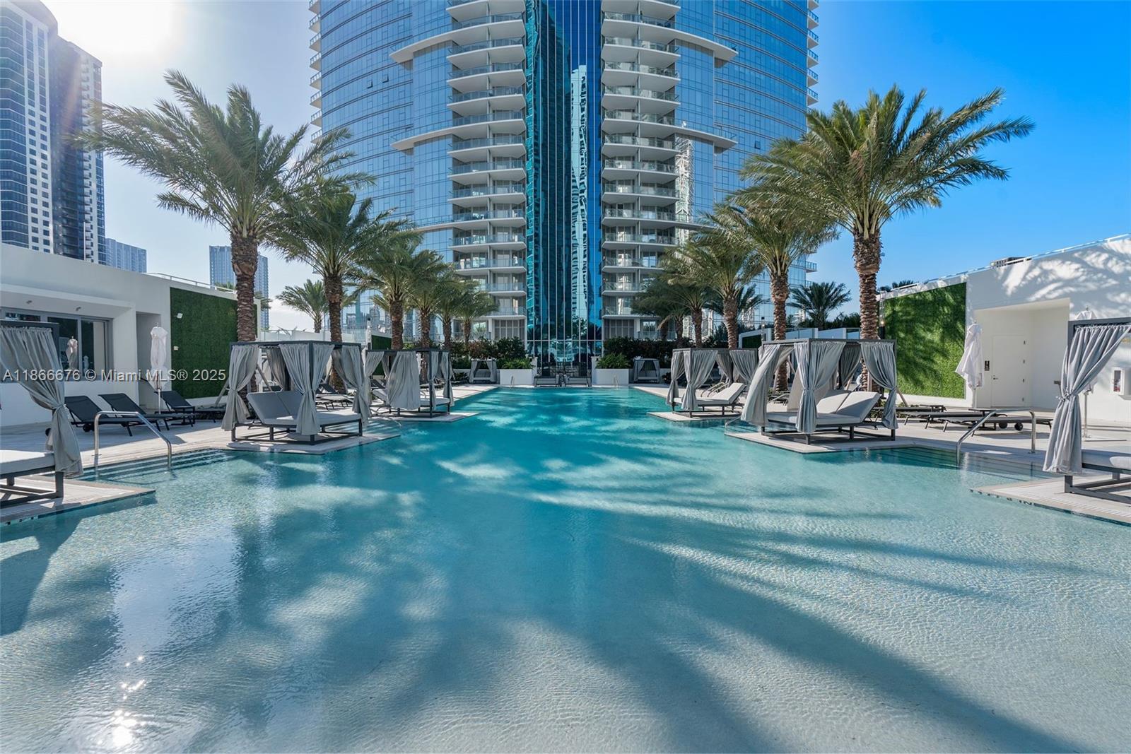 image Paramount Miami Worldcent18