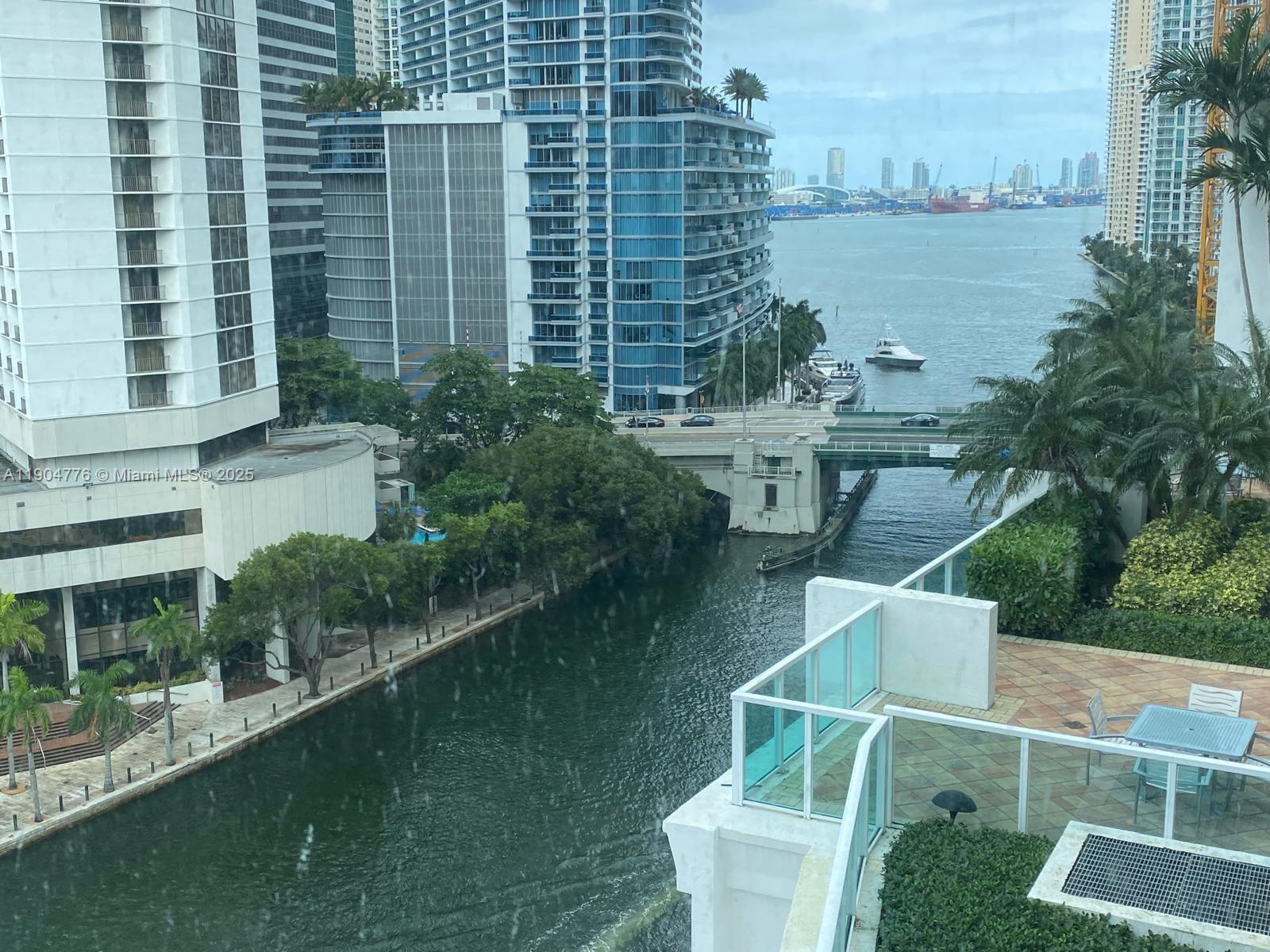 image Brickell on the River North10