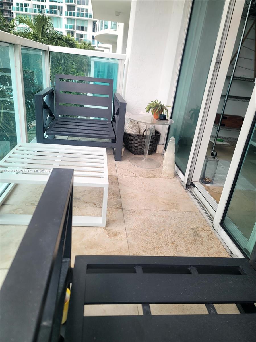 image Brickell on the River North8