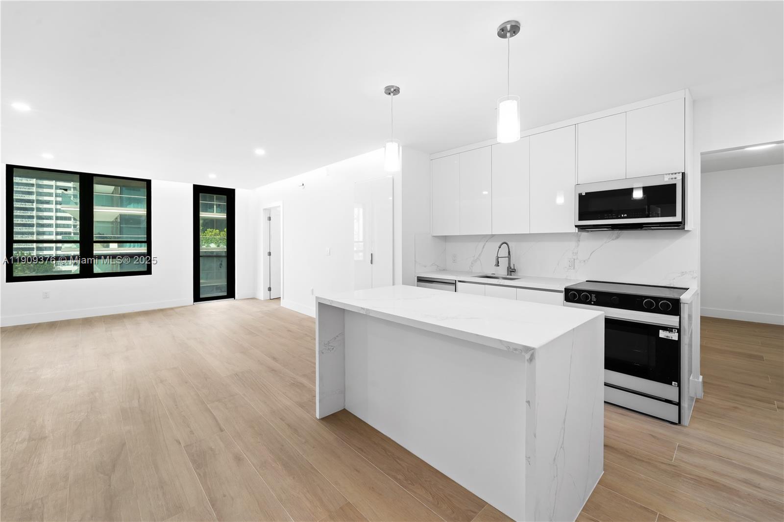 10185 Collins Ave #722