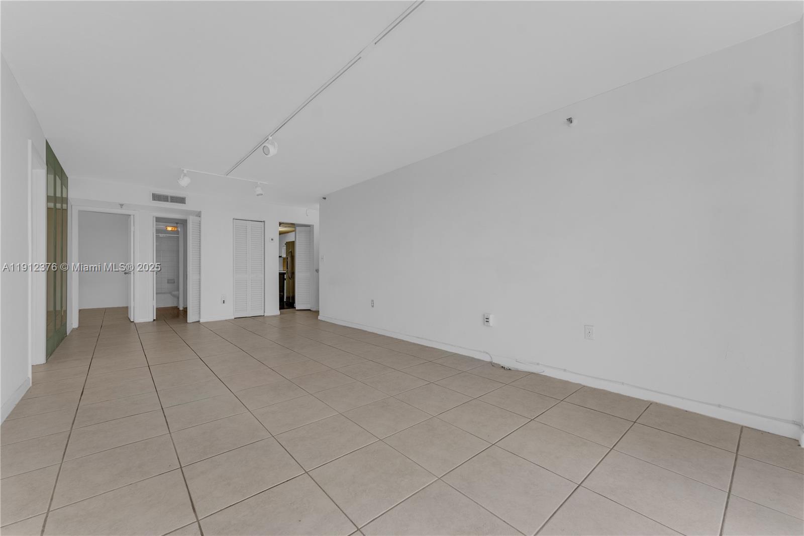 2457 Collins Ave #201 Miami Beach, FL 33140