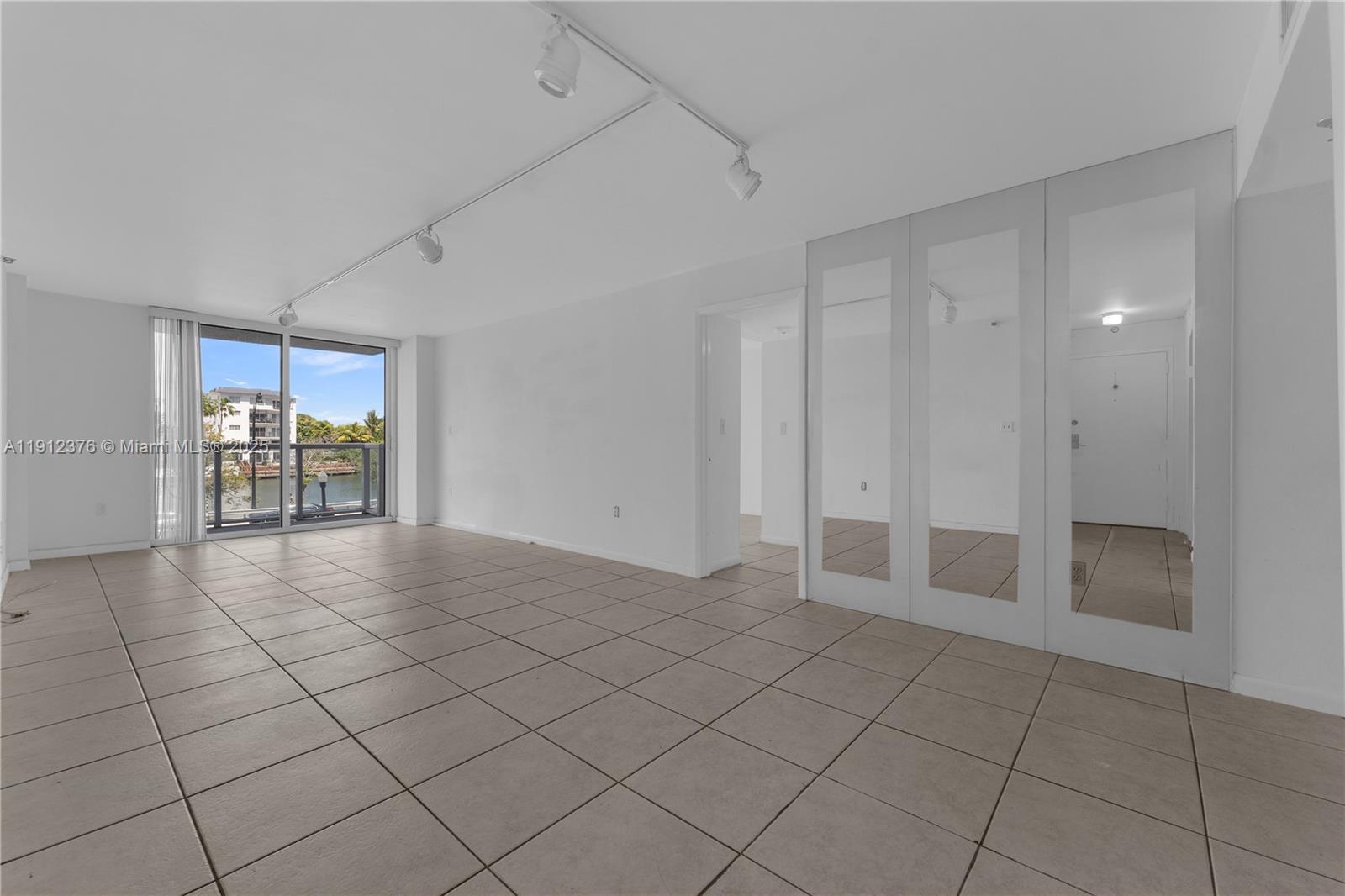 2457 Collins Ave #201 Miami Beach, FL 33140