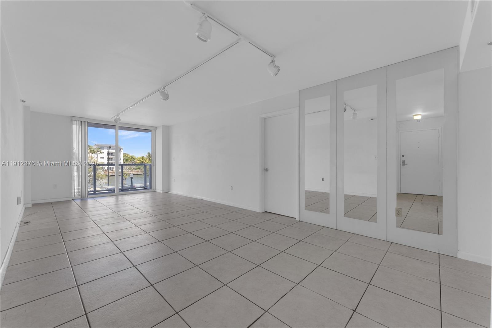 2457 Collins Ave #201 Miami Beach, FL 33140