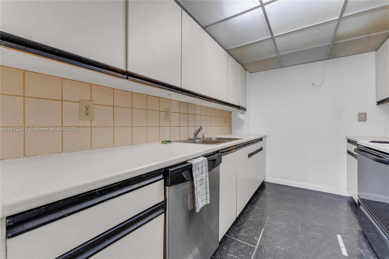 2457 Collins Ave #201 Miami Beach, FL 33140