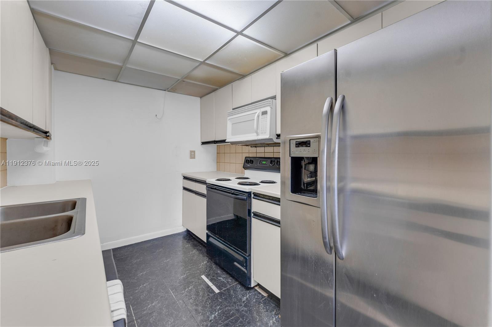 2457 Collins Ave #201 Miami Beach, FL 33140