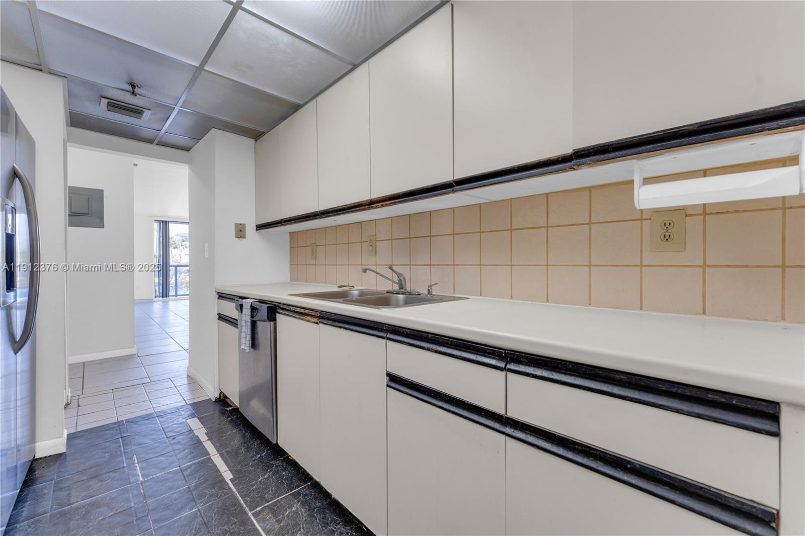 2457 Collins Ave #201 Miami Beach, FL 33140