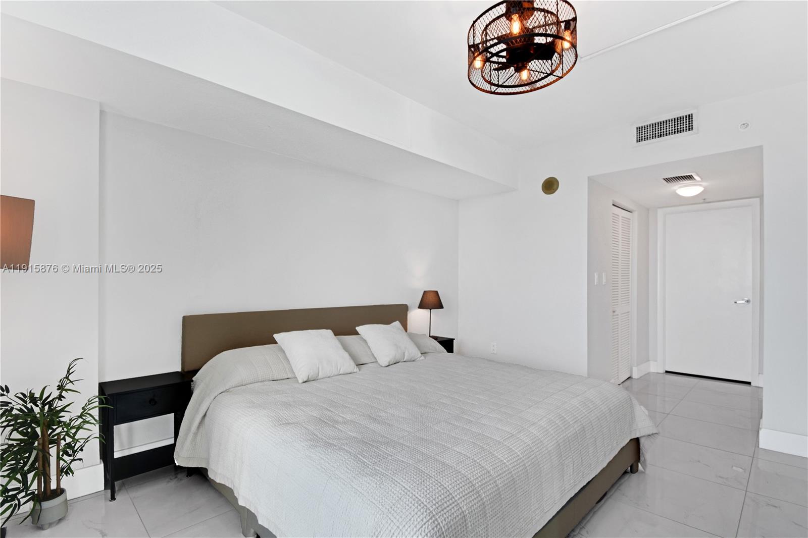 image 1800 Club Condo12