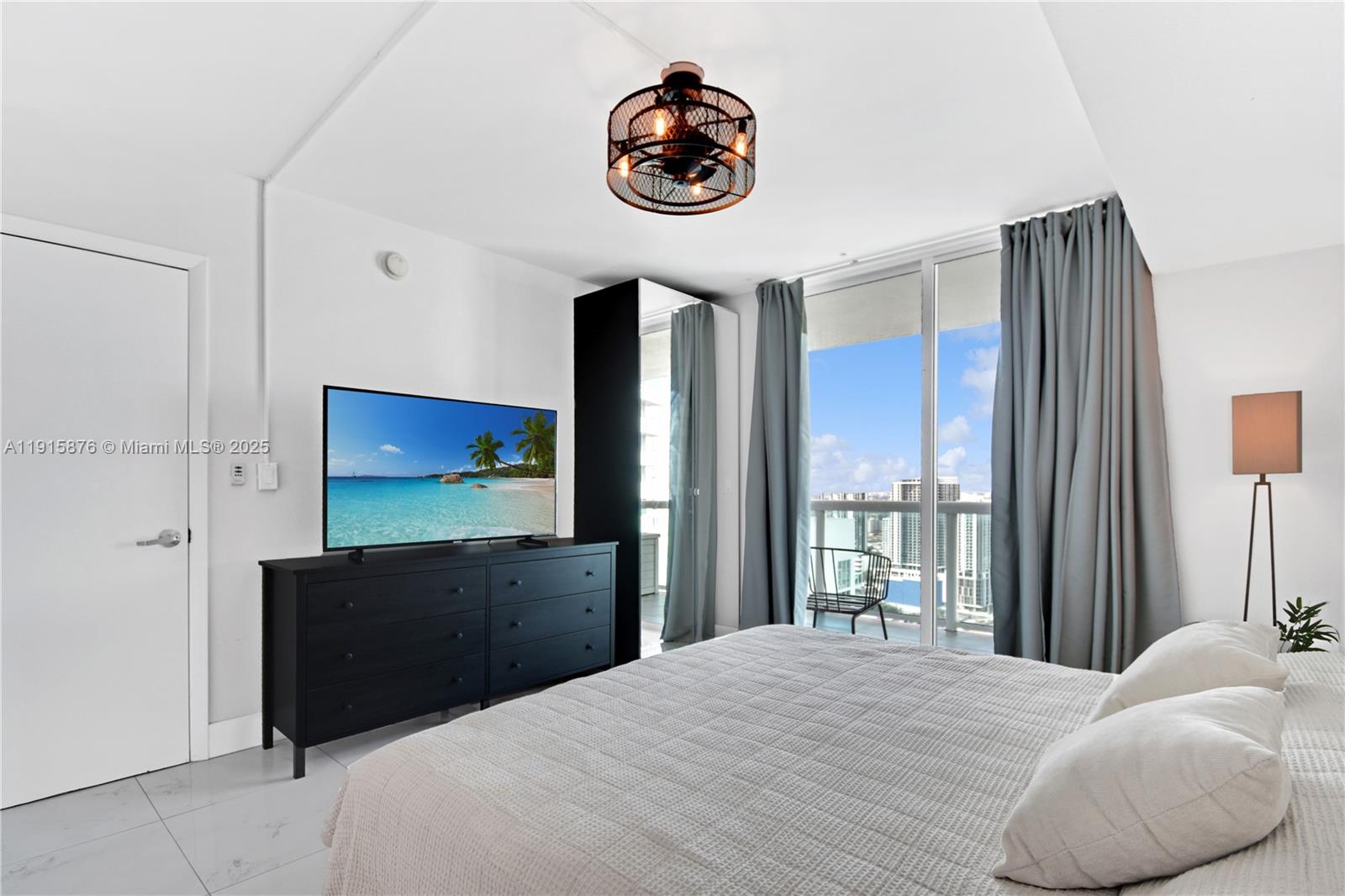 image 1800 Club Condo14