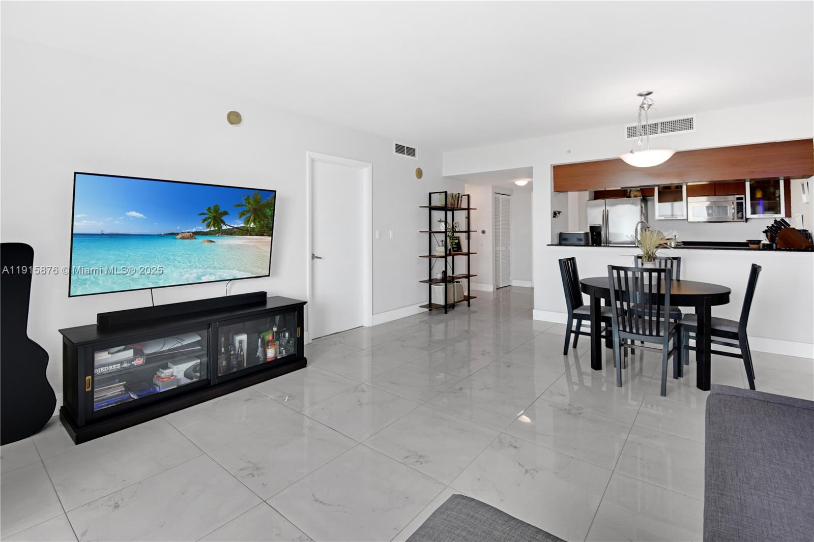 image 1800 Club Condo4