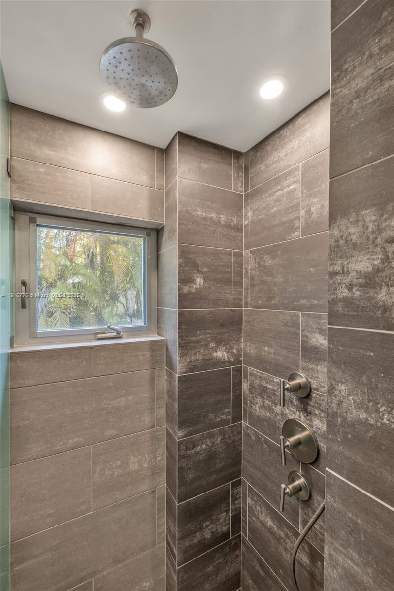 811 NE 71st St Miami, FL 33138