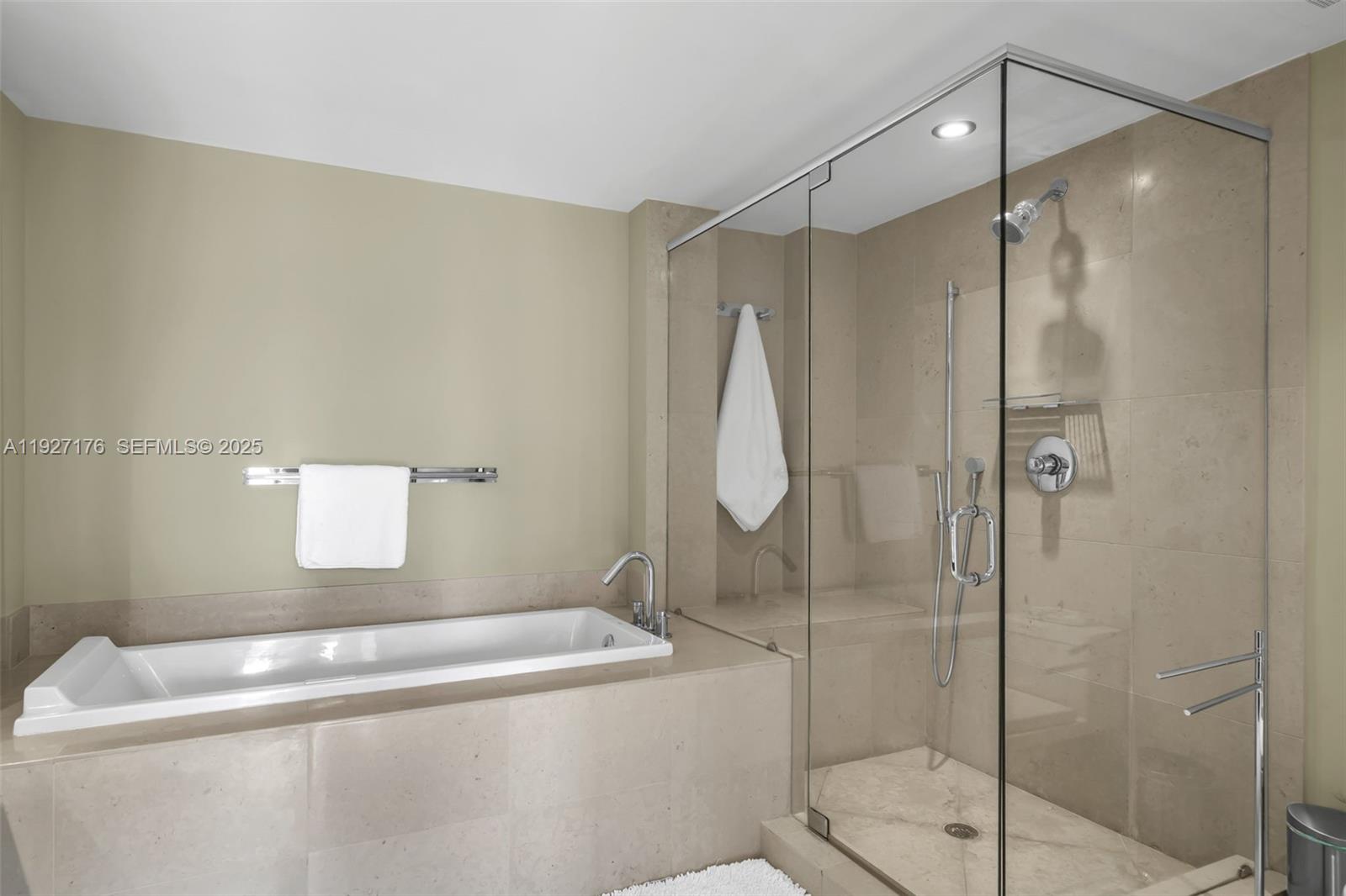 image Icon Brickell Tower 220