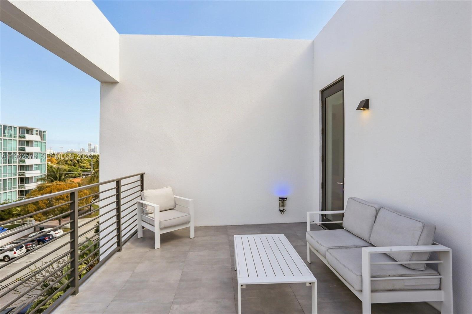 1930 Bay Dr Fith Level Un Miami Beach, FL 33141