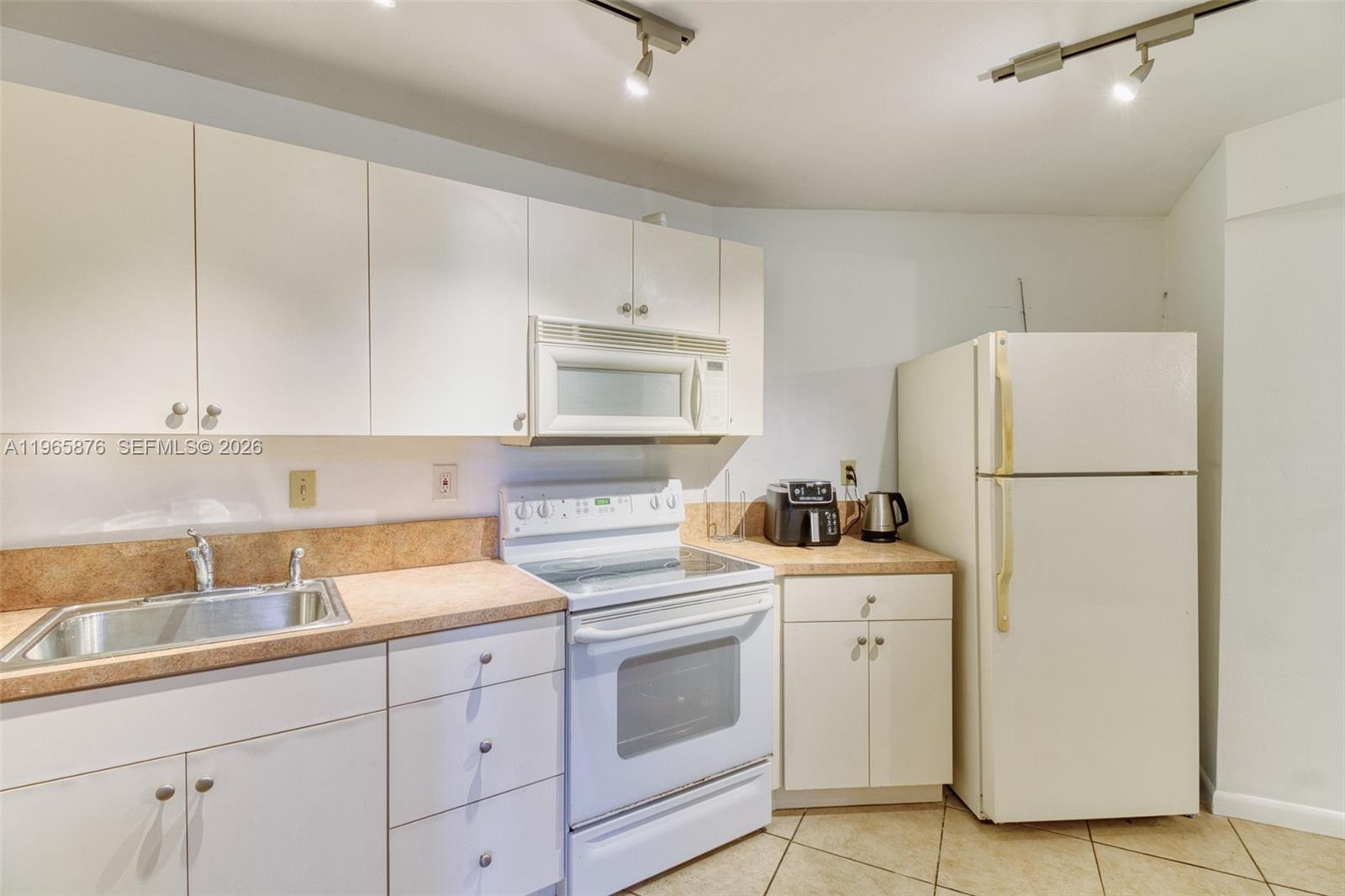 800 Parkview Dr #311 Hallandale Beach, FL 33009