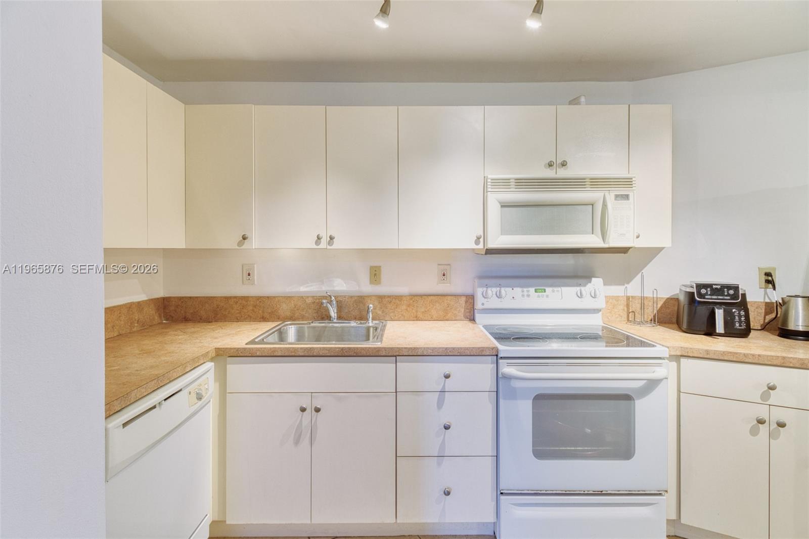 800 Parkview Dr #311 Hallandale Beach, FL 33009