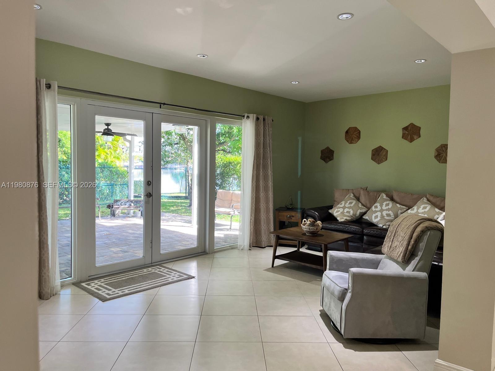 685 W 77th St Hialeah, FL 33014