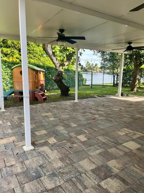 685 W 77th St Hialeah, FL 33014