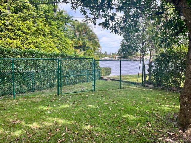 685 W 77th St Hialeah, FL 33014