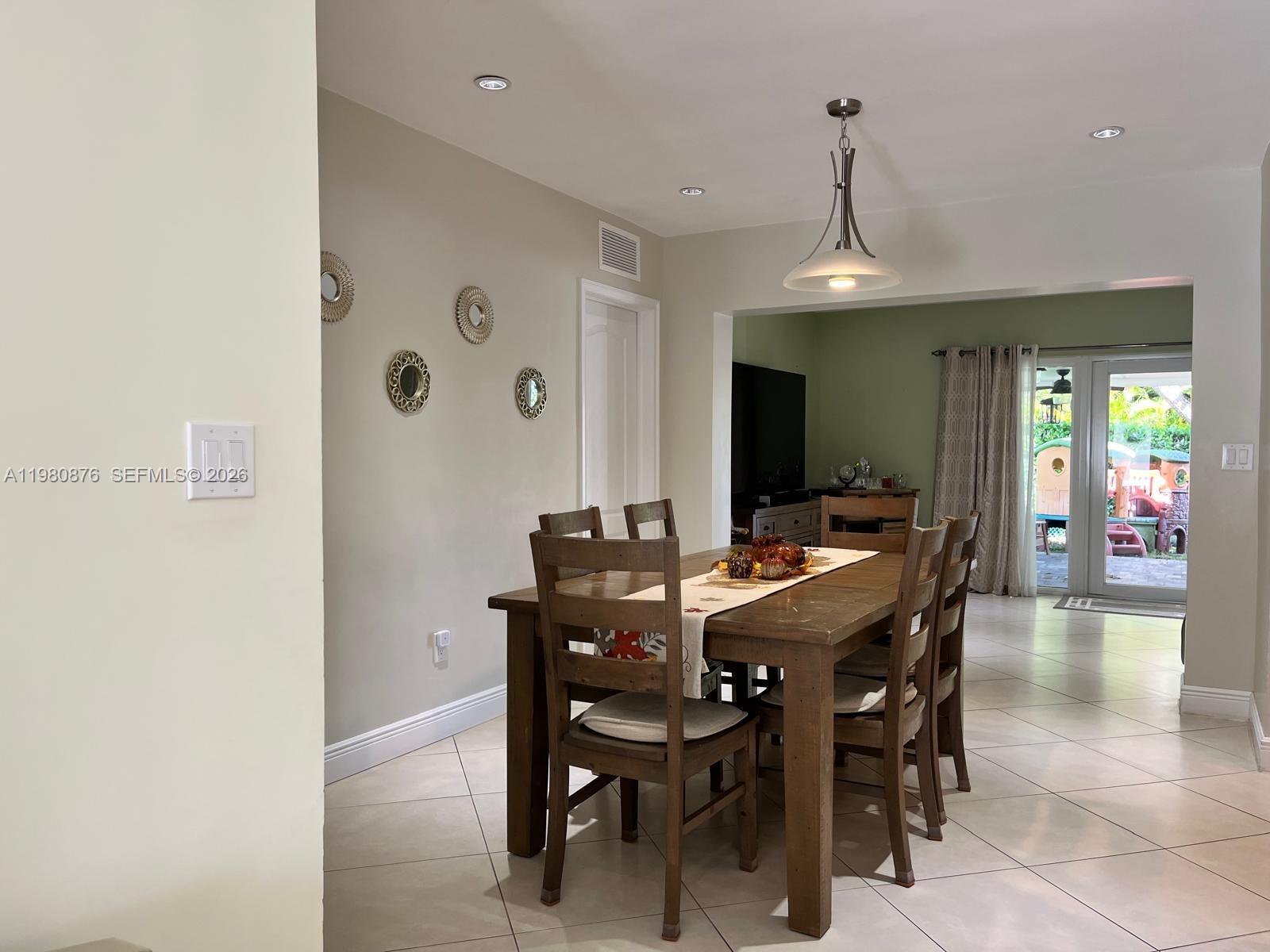 685 W 77th St Hialeah, FL 33014