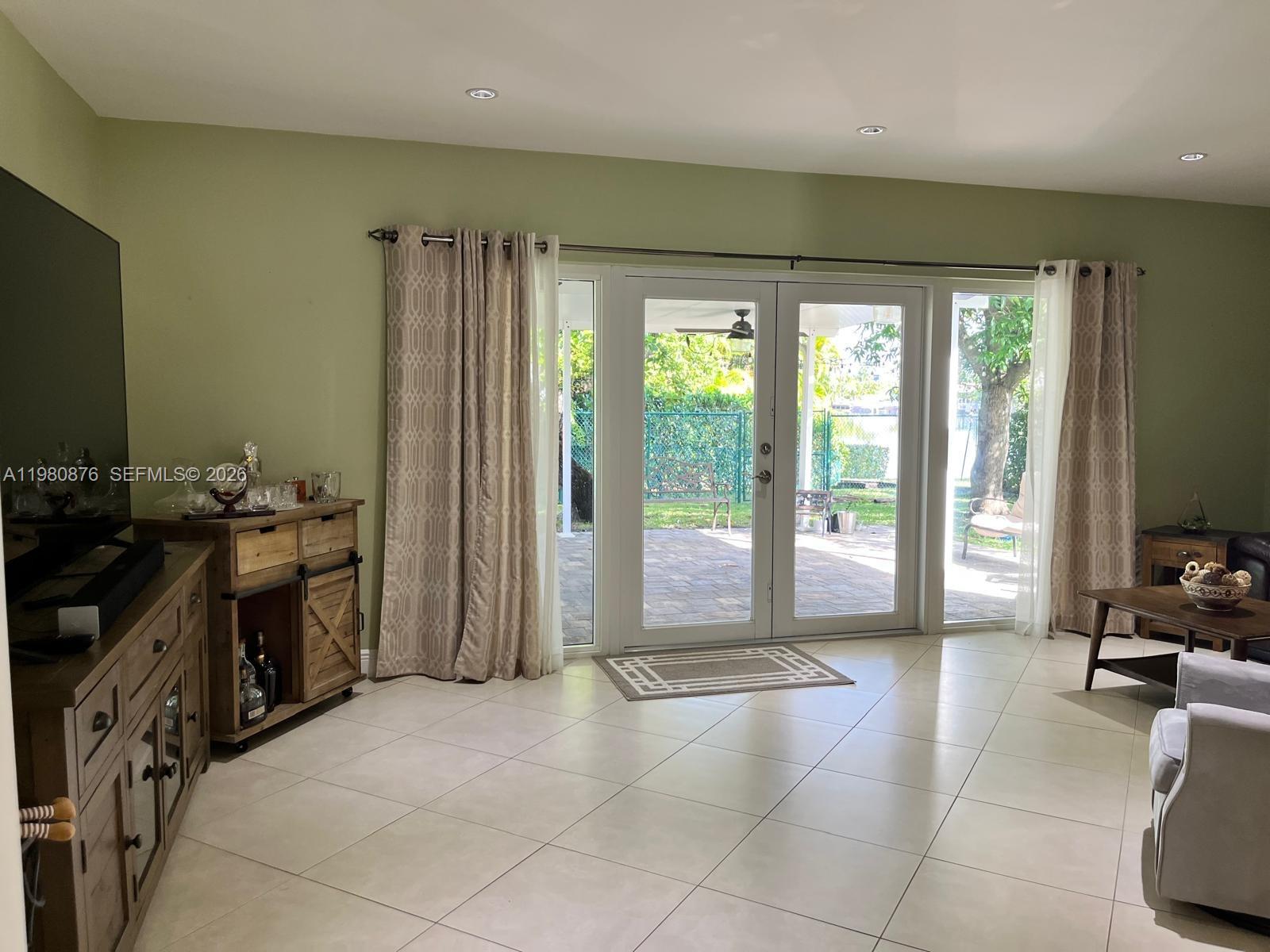 685 W 77th St Hialeah, FL 33014