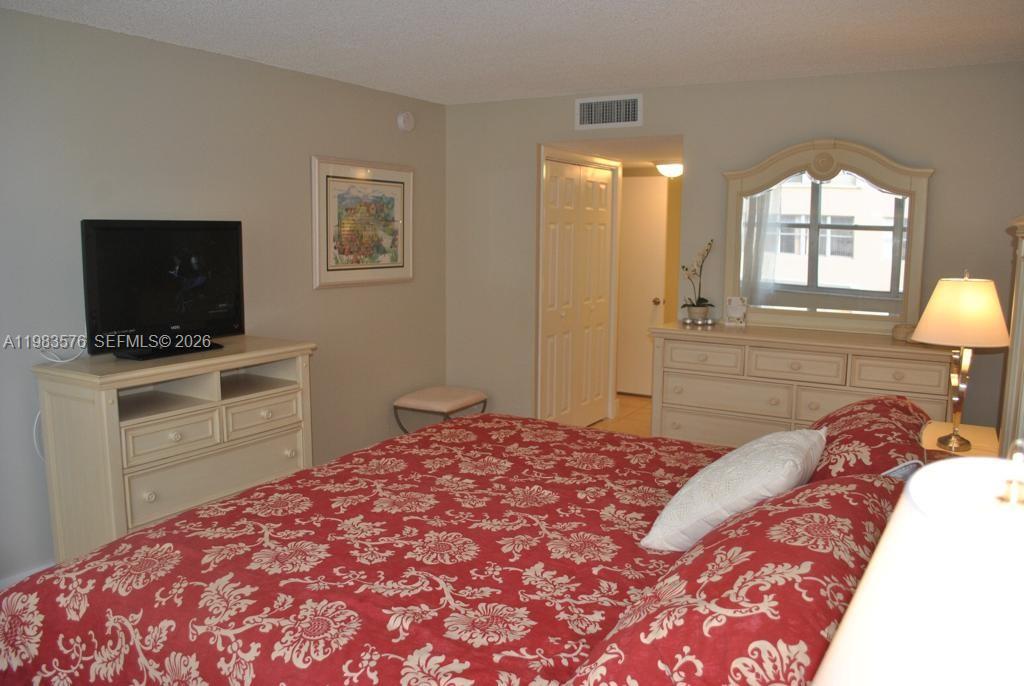 6039 Collins Ave #1006 Miami Beach, FL 33140