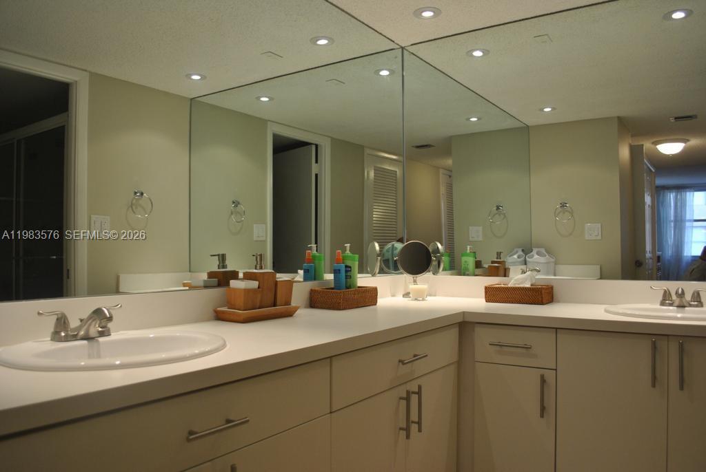 6039 Collins Ave #1006 Miami Beach, FL 33140