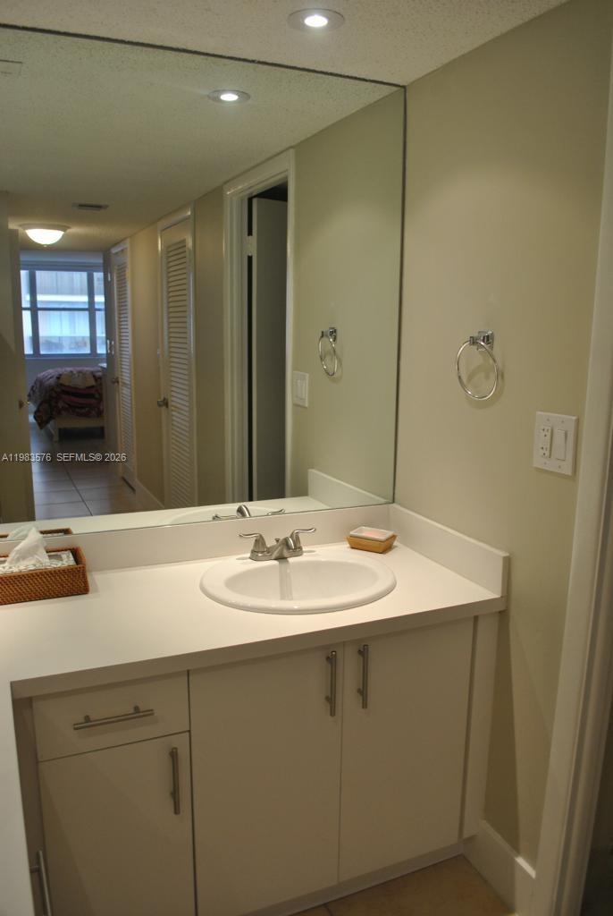 6039 Collins Ave #1006 Miami Beach, FL 33140