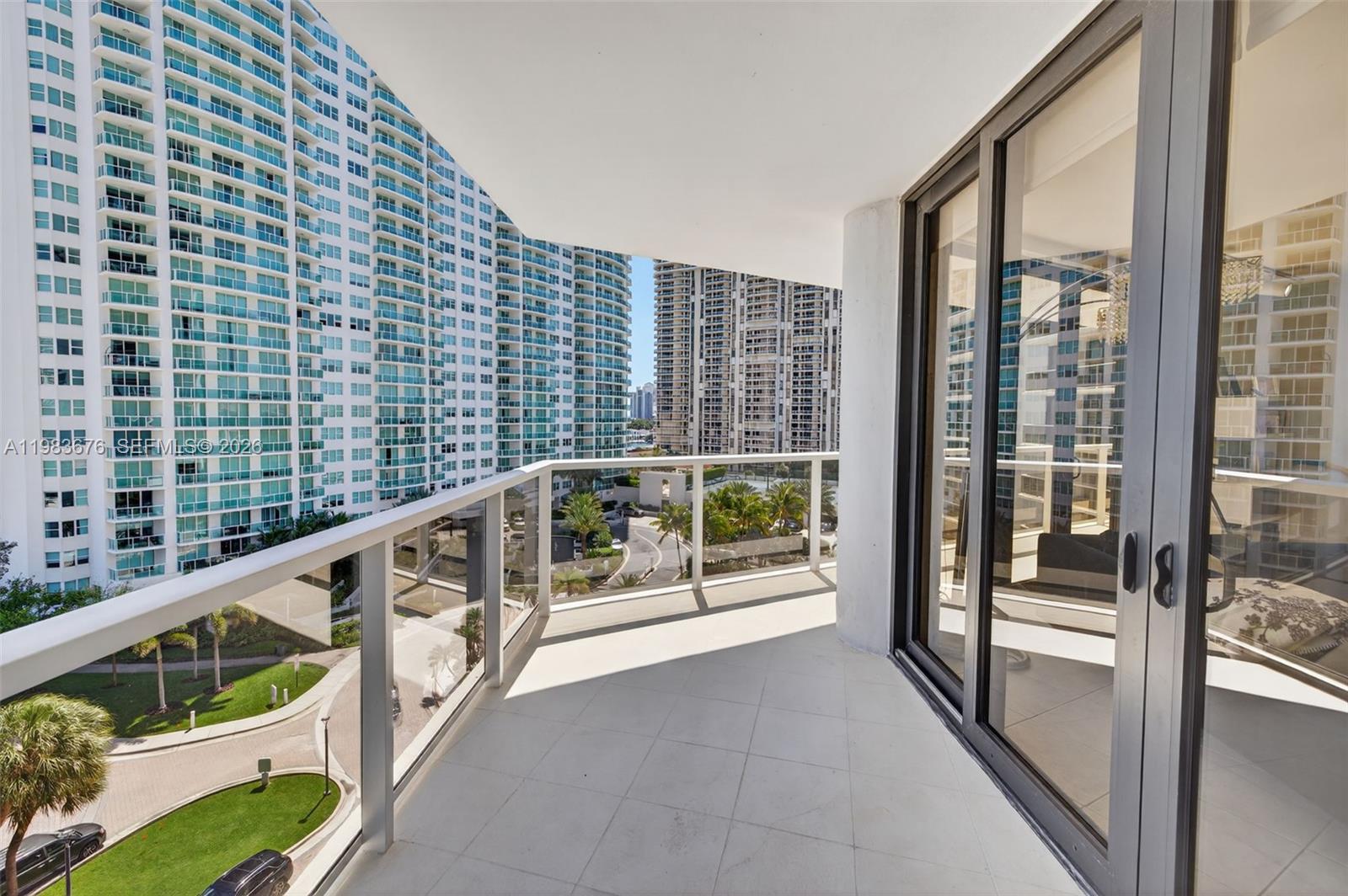 image Hamptons West14