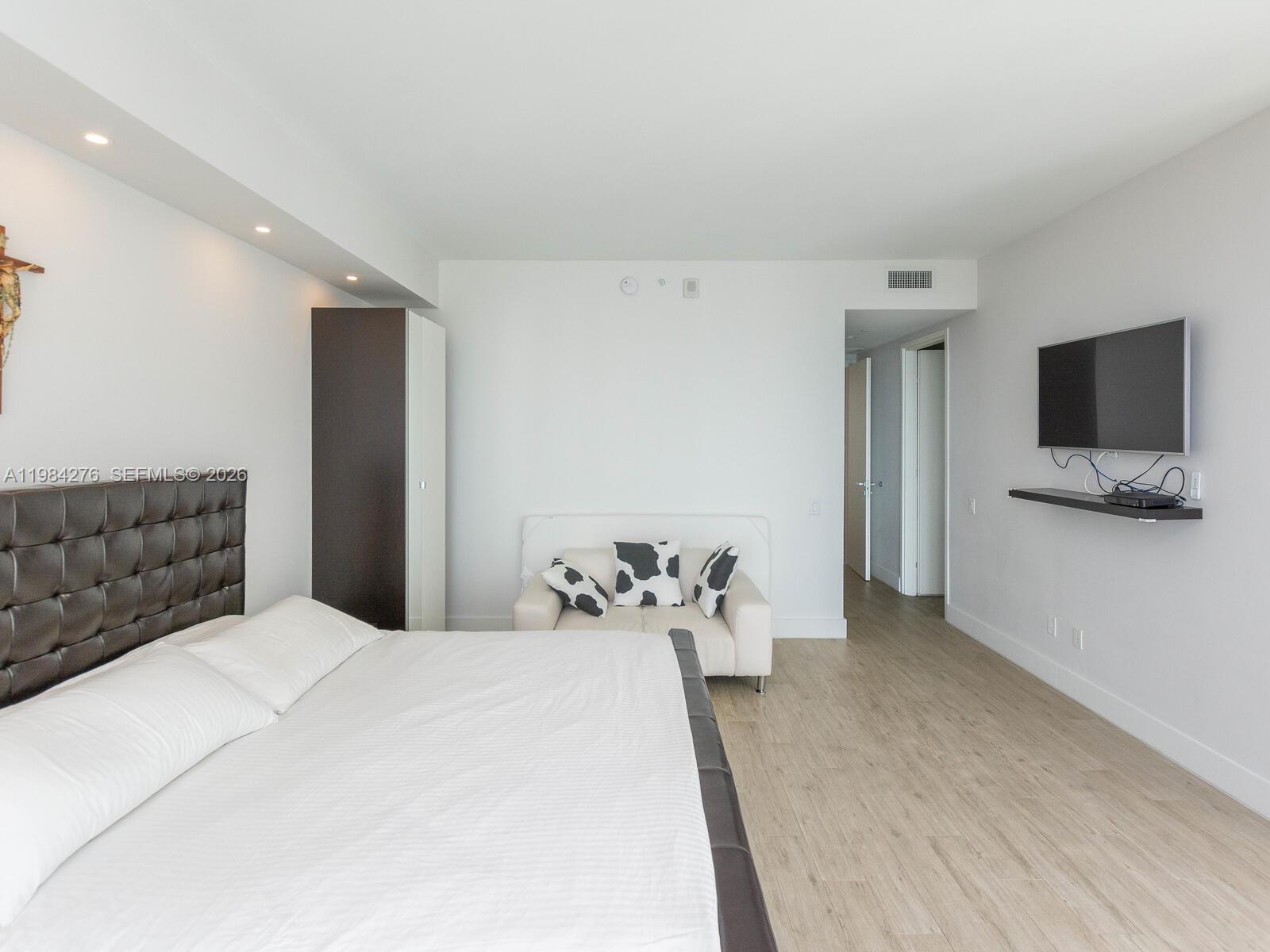 1300 Brickell Bay Dr #3804 Miami, FL 33131