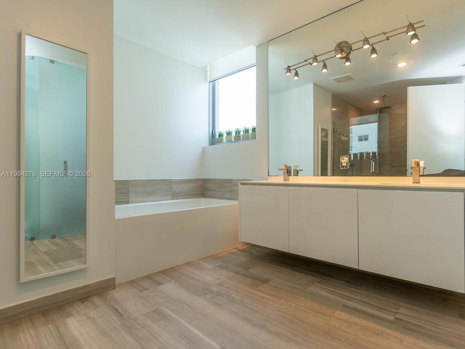 1300 Brickell Bay Dr #3804 Miami, FL 33131