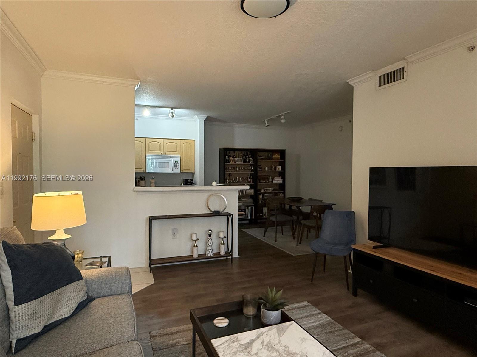 6831 SW 44th St #203