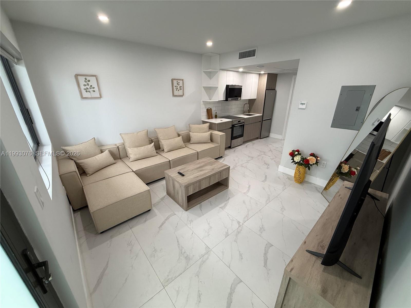 944 Jefferson Ave #15