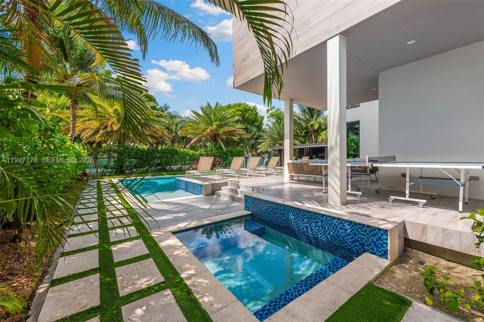 521 Holiday Dr Hallandale Beach, FL 33009
